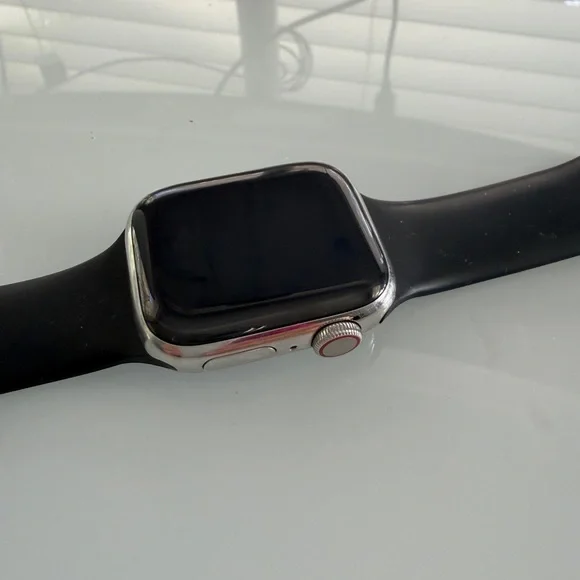 Apple Watch Series 9 Stainless Steel GPS + Cellular 41mm - Picture 5 of 8
